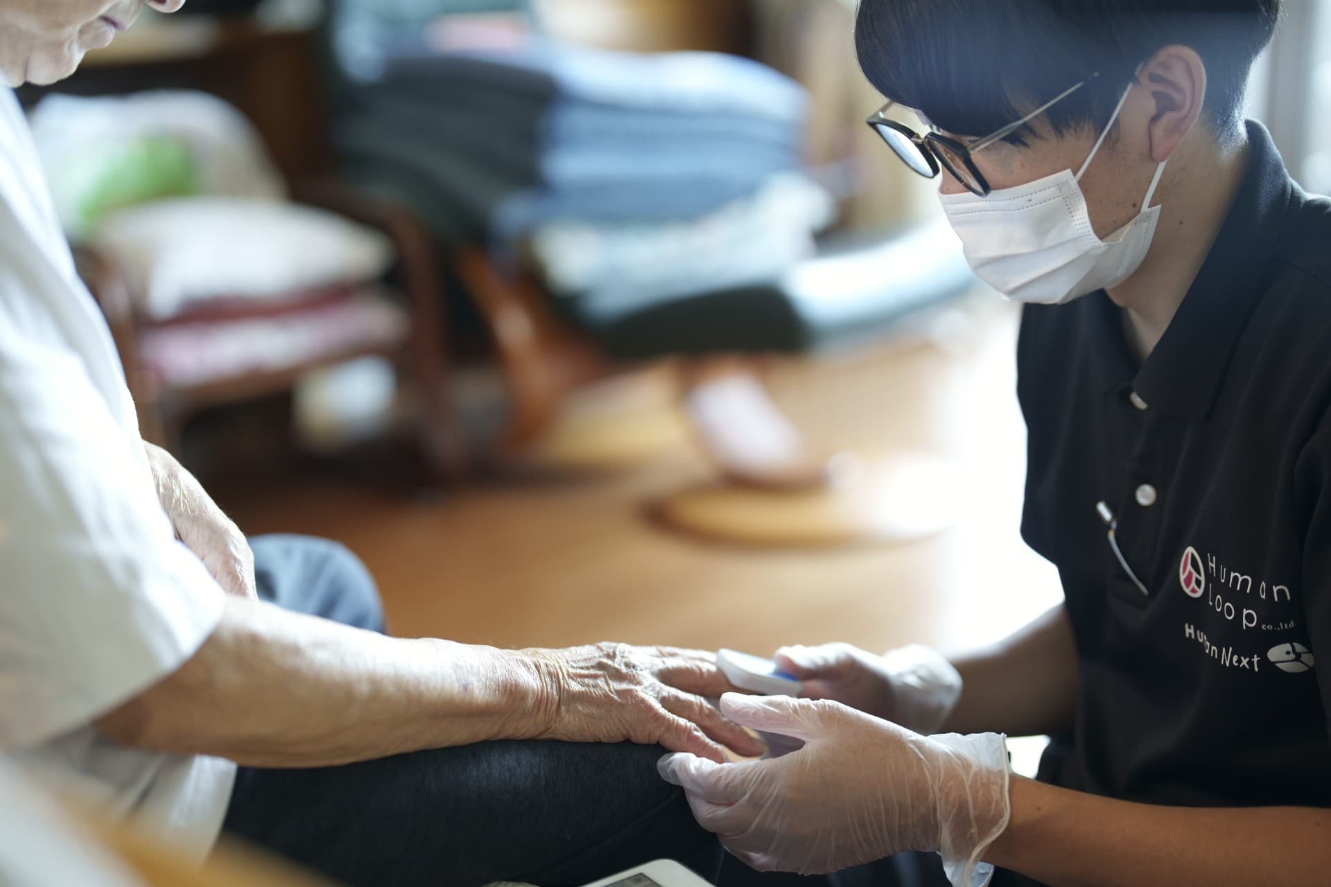 訪問看護ステーションTOMOのバイタルチェック風景