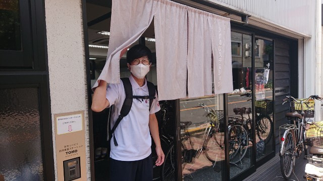 浅草作業療法士事務所のれんをくぐる写真