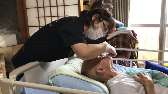 看護師による口腔ケア