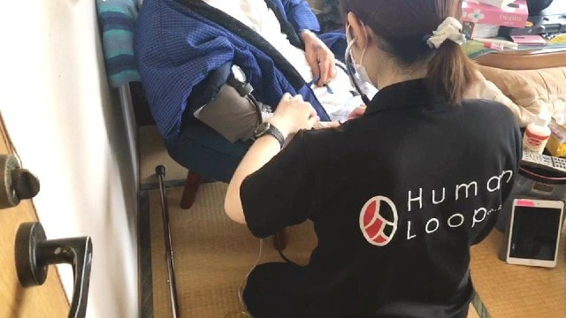 看護師による血圧測定